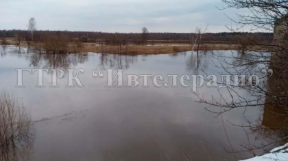 Нерль затопила луга впервые с 2013 года: уровень воды над мостом — 215 см
