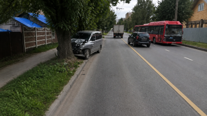 В Иванове после столкновения легковушки с автобусом в больницу увезли младенца